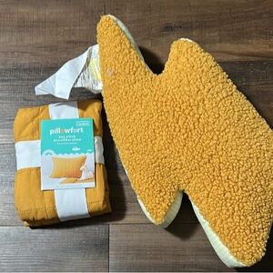 Pillowfort Yellow Star Pillow and Sham Set